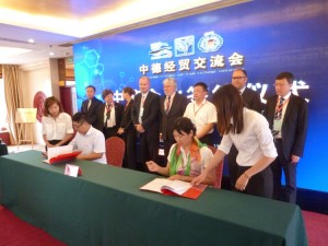 Erster Schritt: Die Investmentbank BankM und der Pumpenhersteller Huacheng unterschreiben ein MoU.
