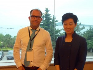 Meeting am Meer: Yang Li, stellvertretende Bürgermeisterin von Weihai, mit Markus Rieger, Vorstandsvorsitzender der GoingPublic Media AG.