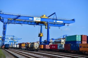 Container Richtung China werden in Duisburg auf Güterzüge verladen.