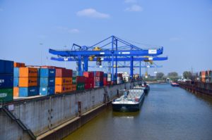 Container aus China werden in Duisburg auf ein Frachtschiff verladen.